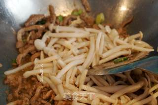 Stir-fried Lean Pork with White Jade Mushroom recipe