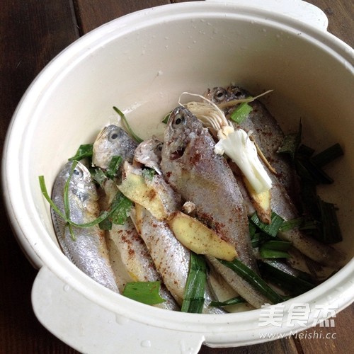 Crisp to The Bone-fried Small Yellow Croaker recipe