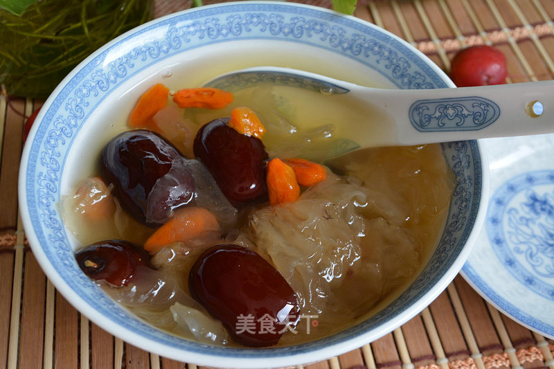 White Fungus, Red Date and Lotus Seed Soup recipe