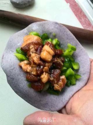 Diced Pork Buns with Purple Rice and Green Pepper recipe