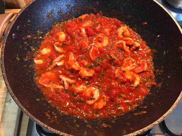 Spaghetti with Tomato, Shrimp and Basil recipe