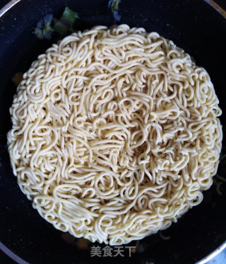 Fried Instant Noodles for Children's Breakfast recipe