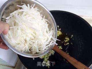 Stir-fried Shredded Pork with Hot Pepper and White Radish recipe