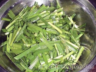 Stir-fried Sand Clam with Leek recipe