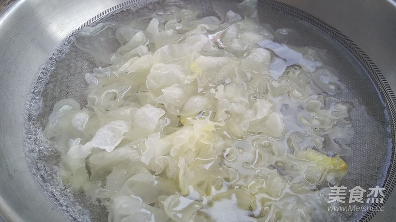 Fresh White Fungus Mixed with Chrysanthemum recipe