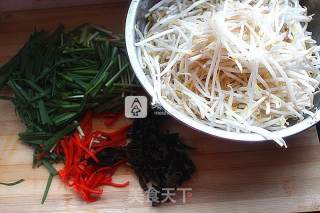 Stir-fried Mung Bean Sprouts with Leek recipe