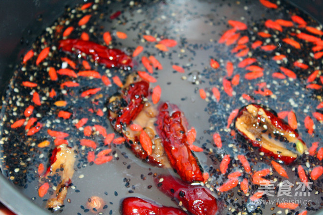 Four Seasons Congee for Nourishing Blood and Nourishing Beauty——red Dates, Longan and Black Sesame Congee recipe