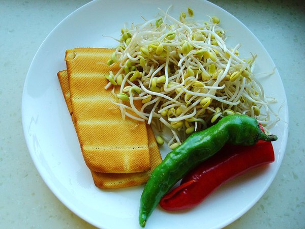 Stir-fried Soy Sprouts with Leek recipe