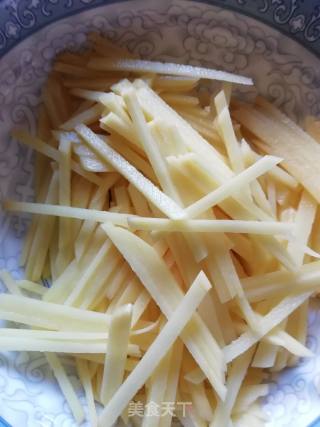 Stir-fried Shredded Potatoes with Celery recipe