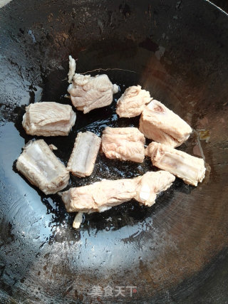 Braised Pork Ribs with Crab Mushroom Vermicelli recipe