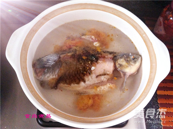 Crucian Carp, Peas and Pickles in Clay Pot recipe