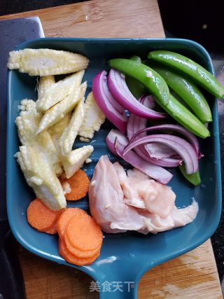 Stir-fried Shell Noodles with Vegetables and Chicken recipe