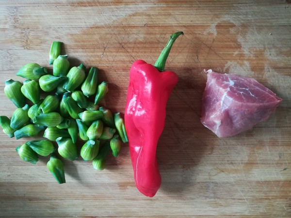 Stir-fried Diced Pork with Garlic Bud recipe