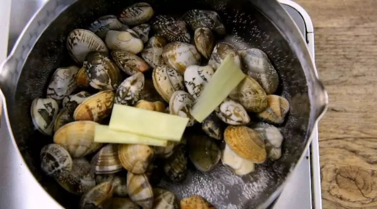 Clams with Salad recipe