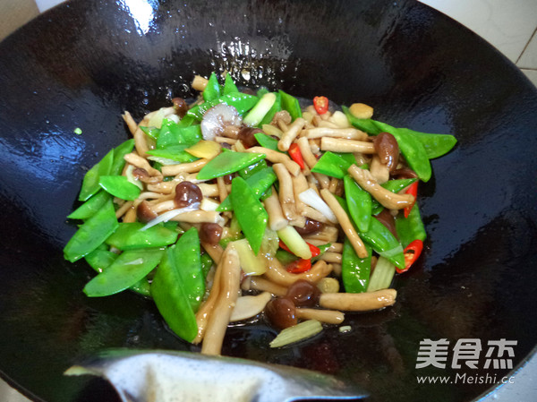 Stir-fried Blue Bean with Tea Tree Mushroom recipe