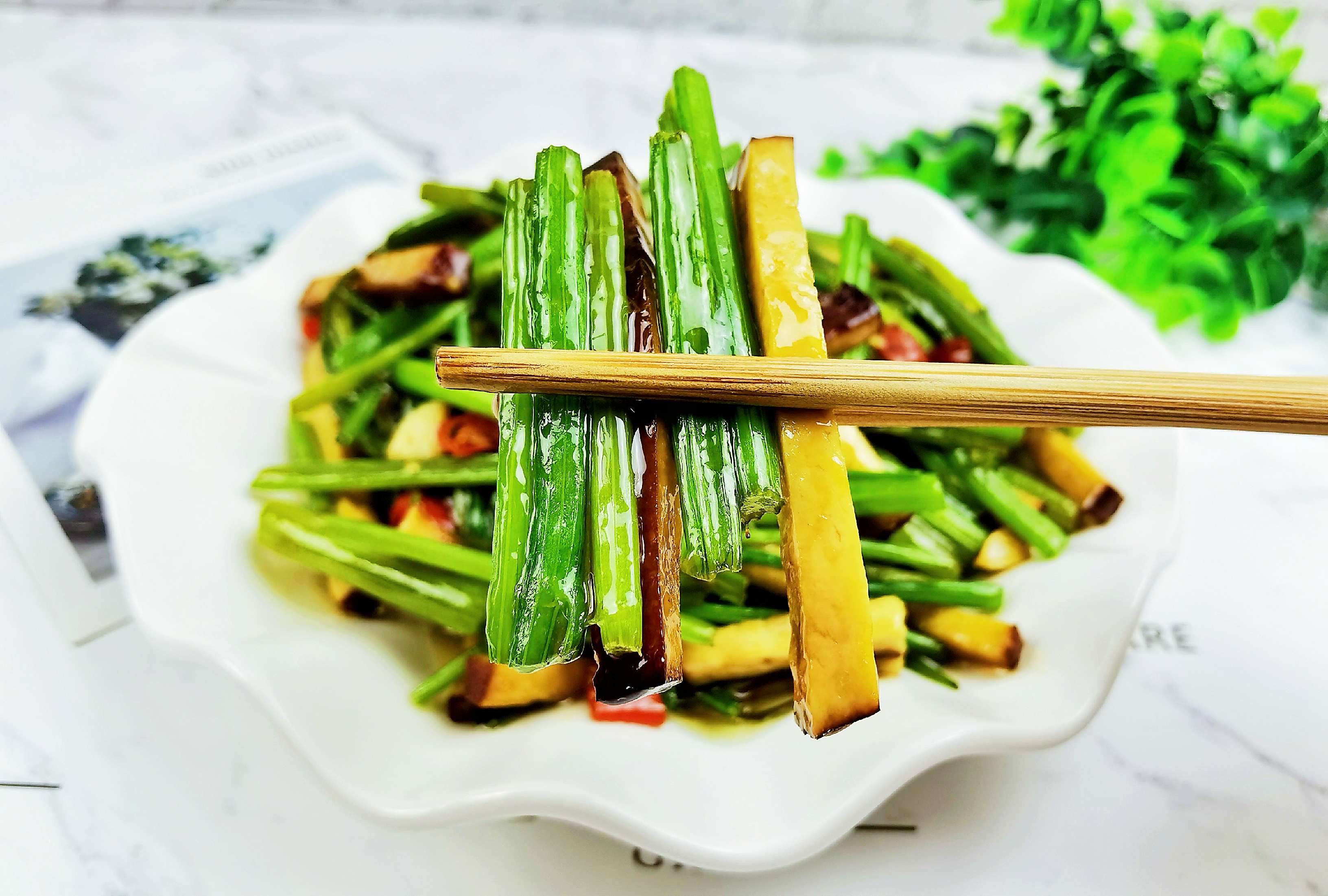 Stir-fry Celery for Fragrant and Dry, Should We Fry Celery First or Fry for Fragrant Dry First? recipe