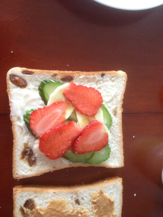 Nutritious Breakfast-fruit Sandwich recipe