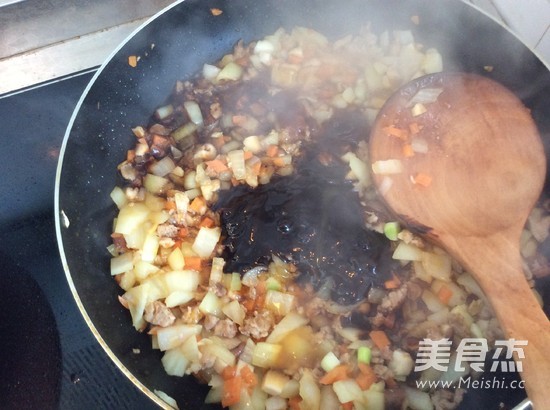 Braised Noodles with Mushroom Meat Sauce recipe