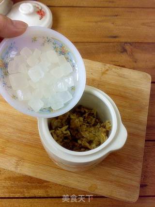 Lotus Seeds and Chrysanthemum Stewed with Rock Sugar recipe
