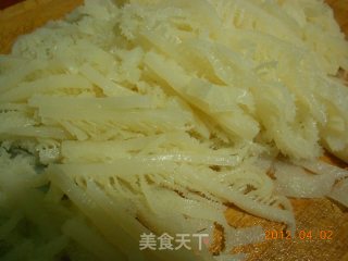 Shredded Ginger Mixed with Venetian Leaves recipe