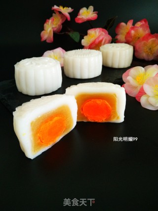Snowy Mooncake with Lotus Seed Paste and Egg Yolk recipe