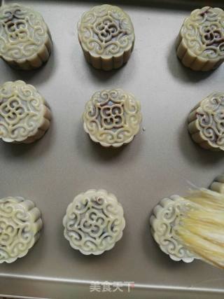 Cantonese Egg Yolk Mooncake recipe