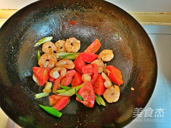 Scrambled Eggs with Tomato and Shrimp recipe
