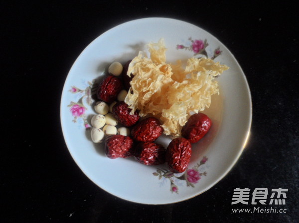 White Fungus, Lotus Seed and Red Date Soup recipe