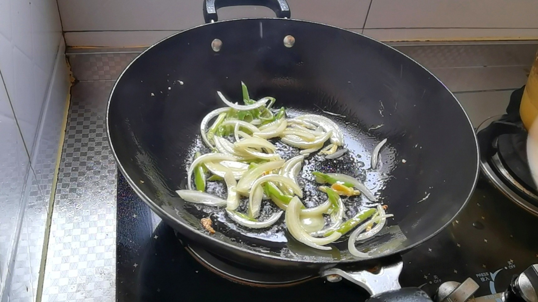 Fried Rice Noodles that are More Fragrant Than Meat recipe