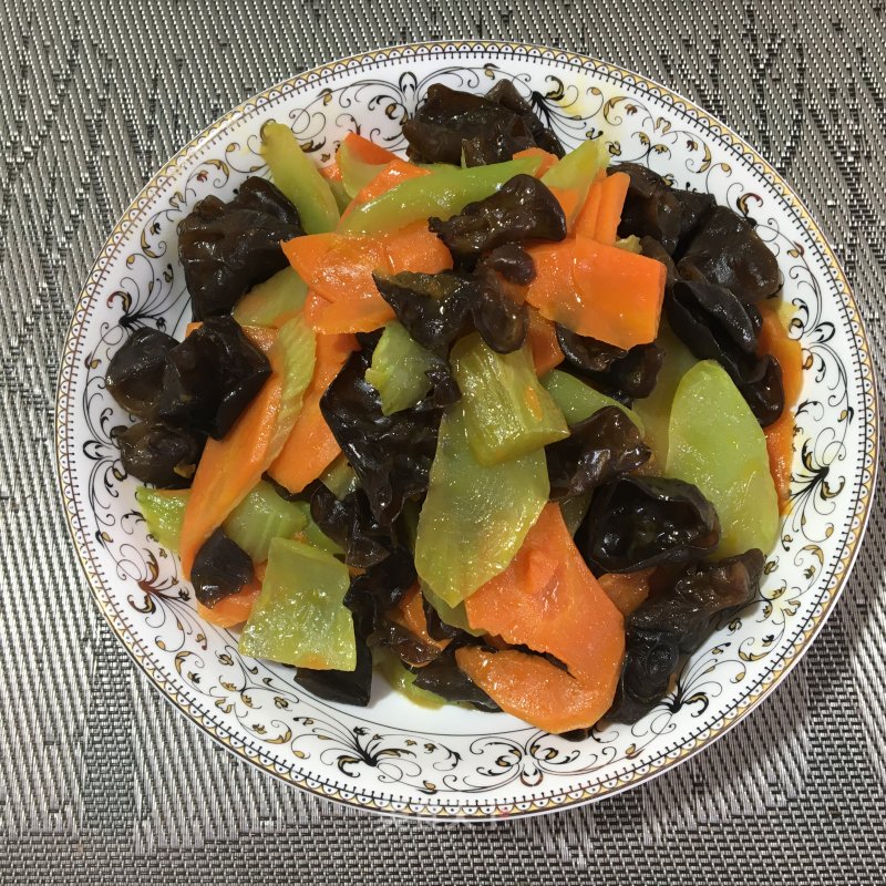 Stir-fried Carrots with Lettuce and Fungus recipe