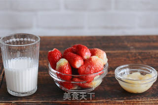 Strawberry Smoothies are Probably The Best Food in Early Summer recipe