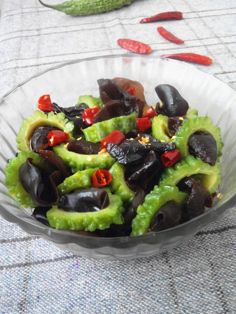 Black Fungus Mixed with Bitter Gourd recipe