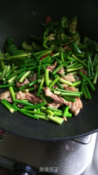 Stir-fried Pork with Garlic Sprouts and Green Pepper recipe