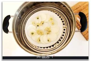 Chrysanthemum Steamed Radish recipe