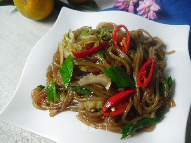 Stir-fried Vetch Noodles with Sour Cabbage recipe