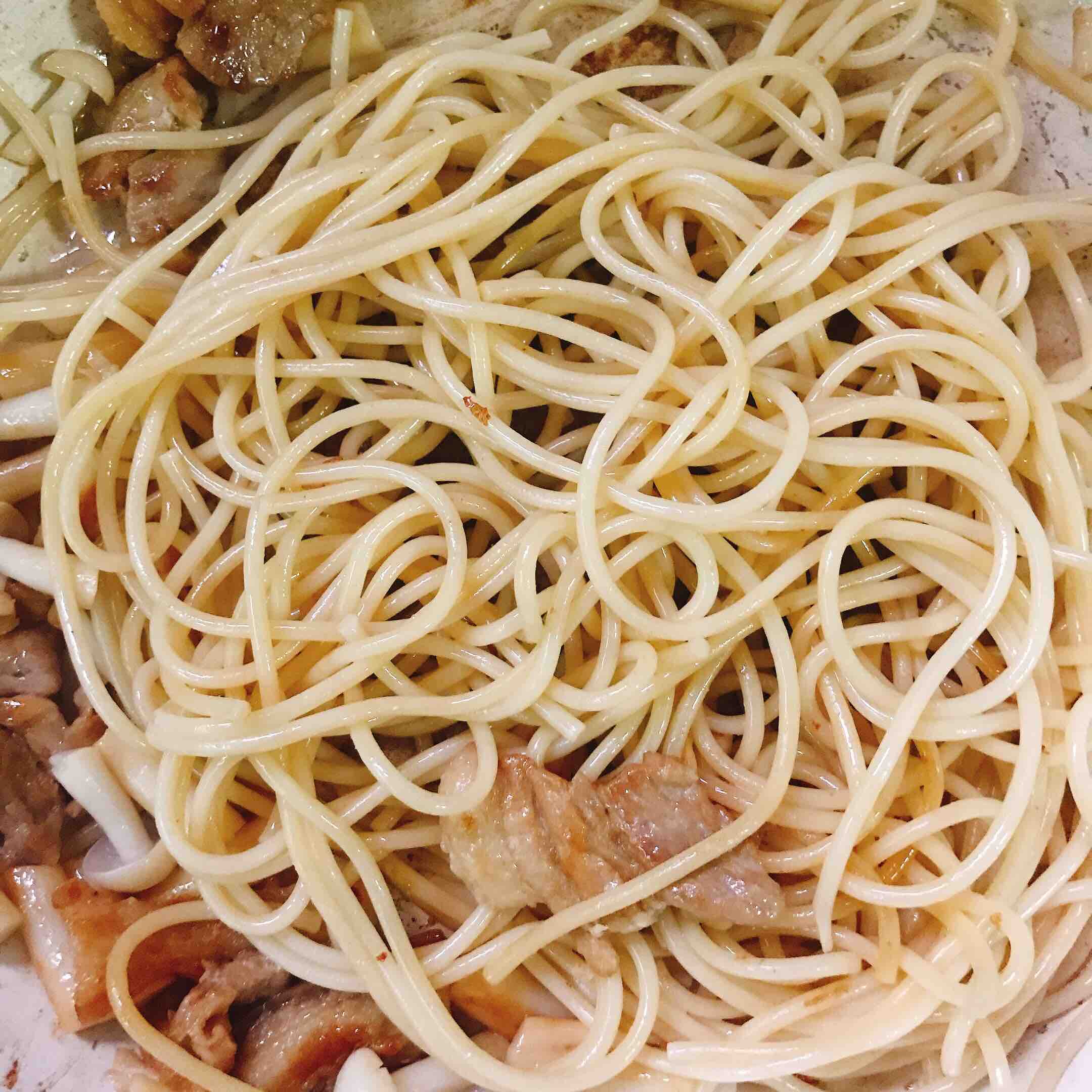 Stir-fried Spaghetti with Pork Belly recipe