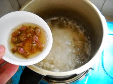 Rose Tremella and Lotus Seed Soup recipe