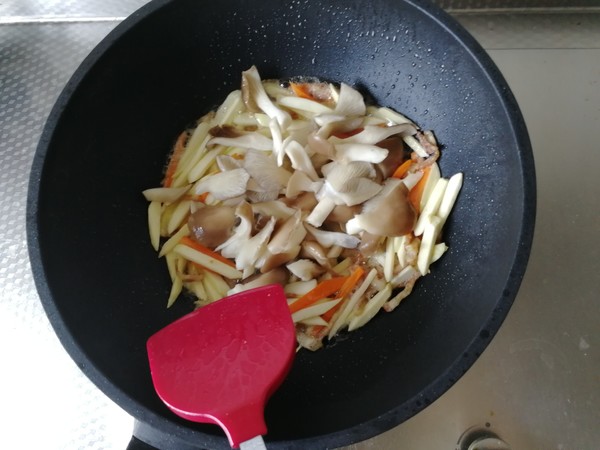 Stir-fried Shredded Pork with Rice and White Mushroom recipe