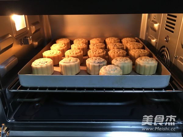 Cantonese Egg Yolk Bean Paste Mooncake recipe