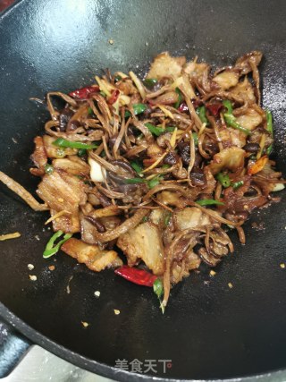 Serving Food ~ Dry Pot Chashu Mushroom Pork Belly (with Cast Iron Pot Boiling Method) recipe