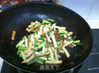 Stir-fried Garlic Sprouts with Dried Tofu recipe
