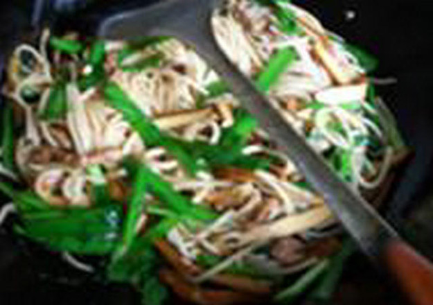 Stir-fried Noodles with Leeks and Dried Lean Pork recipe