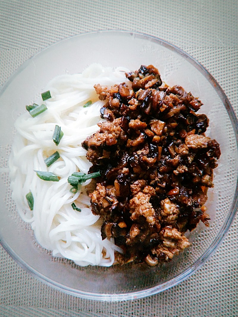 Noodles with Mushroom Meat Sauce