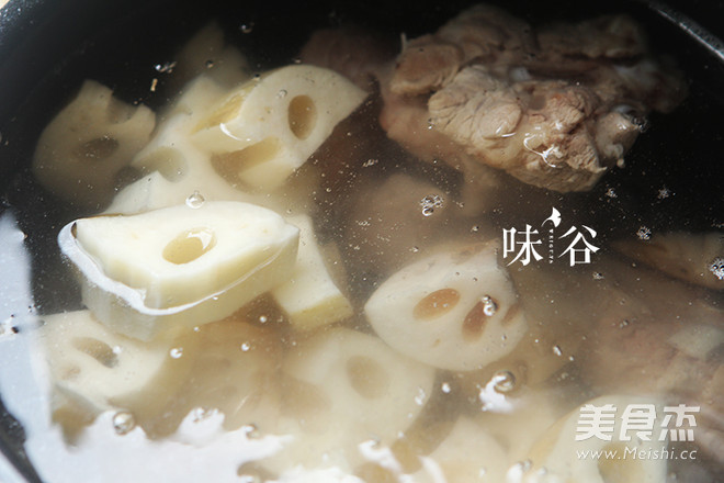 Red Kidney Beans and Lotus Root Pork Bone in Pot recipe