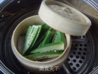 The Most Nutritious Way to Eat Okra---steamed Okra with Red Onion Crisp recipe