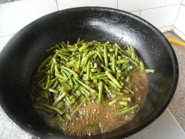 Braised Cowpeas with Olive Vegetables recipe