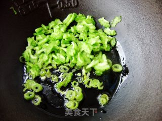 [jianjiang Noodles Made in A Pattern] Bitter Melon and Egg Fried Noodles recipe