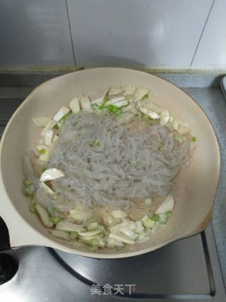 Stir-fried Sweet Potato Powder with Spinach recipe