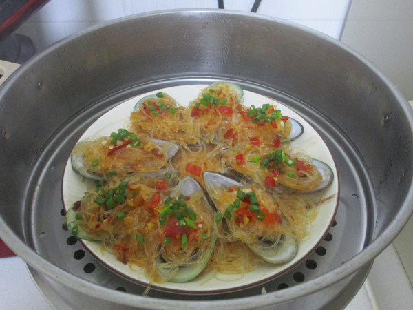 Steamed Mussels with Garlic Vermicelli recipe