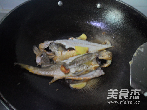 Sweet and Sour Yellow Croaker recipe